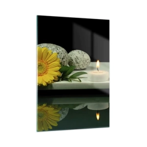 Obraz na szkle - Świece, kamienie i żółty kwiat odbite w wodzie - 50x70cm - Ukojenie zmysłów - Nowoczesna dekoracja ścienna do salonu, kuchni i sypialni ARTTOR