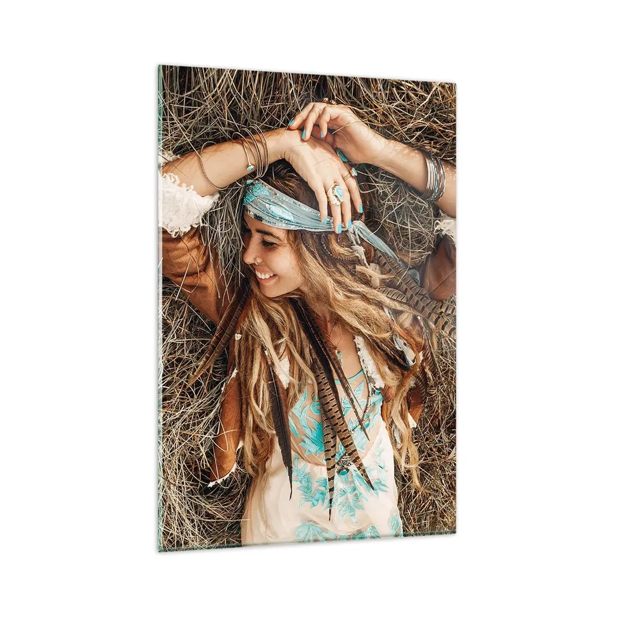 Obraz na szkle - Kobieta w stylu boho leżąca na sianie - 80x120cm - W drodze do lata miłości - Nowoczesna dekoracja ścienna do salonu i sypialni ARTTOR