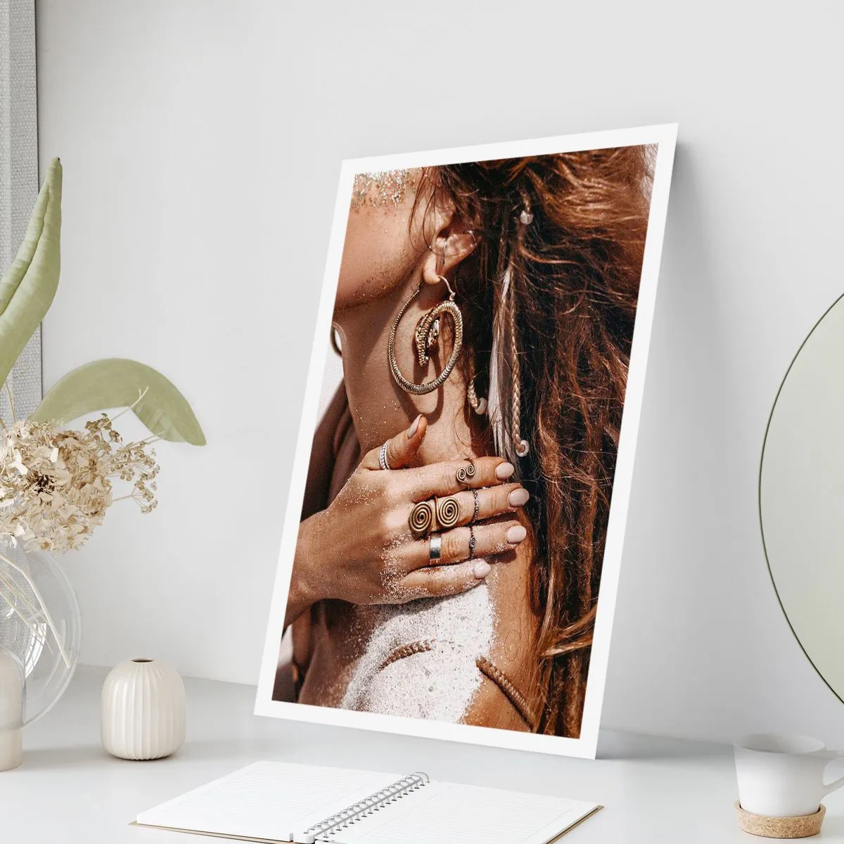 Plakat - Detal z biżuterią na tle piaskowej skóry - 50x70cm - Królowa dzikiej plaży - Nowoczesna dekoracja ścienna do salonu, kuchni i sypialni ARTTOR