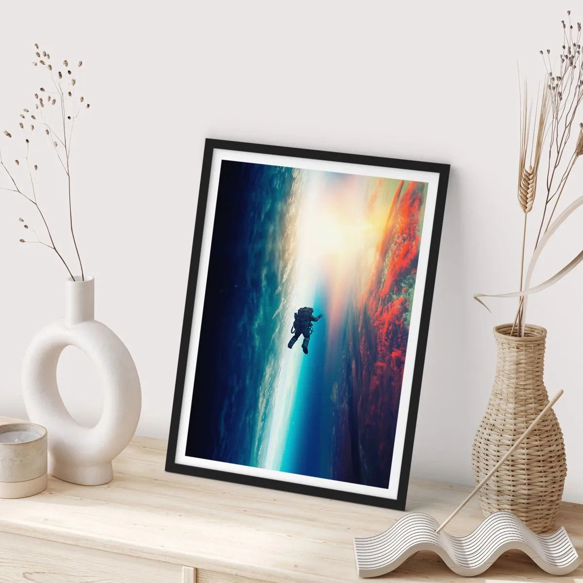 Plakat w czarnej ramie - Astronauta w przestrzeni kosmicznej na tle Ziemi i słońca - 50x70cm - Mierzyć się ze wszechświatem - Nowoczesna dekoracja ścienna do salonu i sypialni ARTTOR