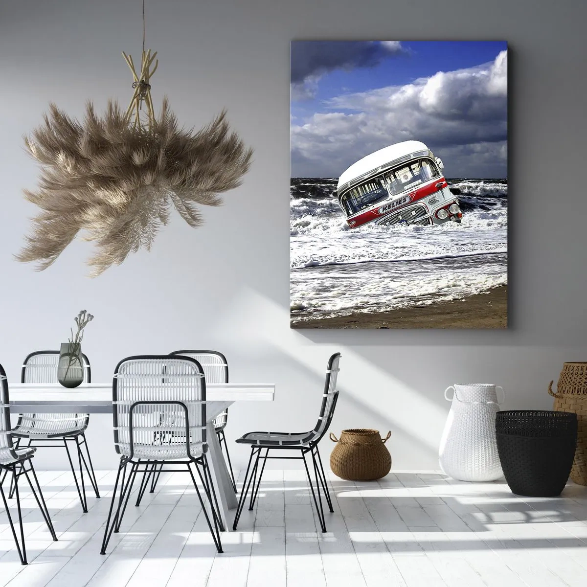 Obraz na płótnie - Zatopiony autobus na plaży wśród fal i wzburzonego morza - 70x100cm - I co się dziwisz? - Nowoczesna dekoracja ścienna do salonu i sypialni ARTTOR