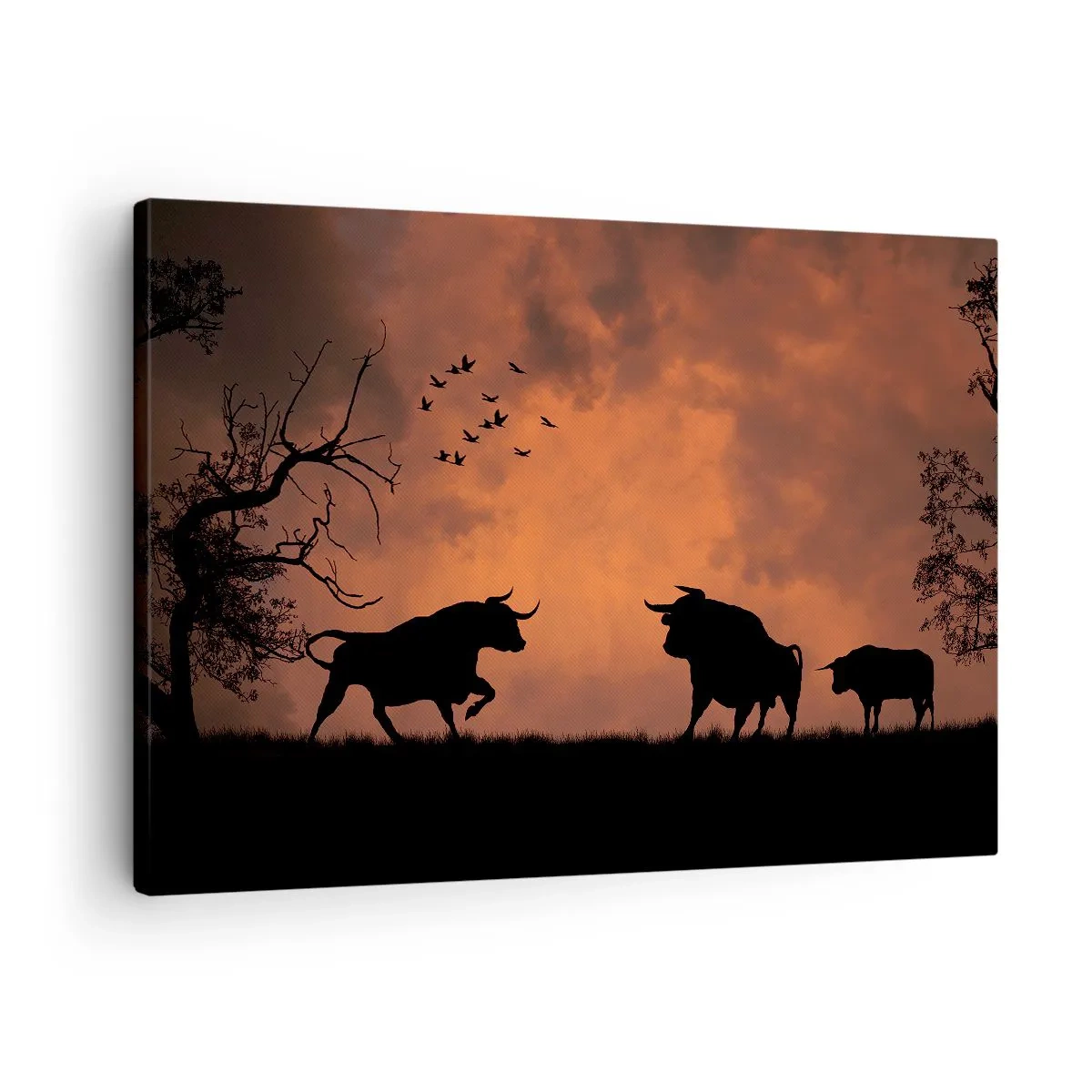 Obraz na płótnie - Sylwetki byków na tle pomarańczowego nieba o zachodzie słońca - 70x50cm - Dramatyczny spektakl natury - Nowoczesna dekoracja ścienna do salonu i sypialni ARTTOR