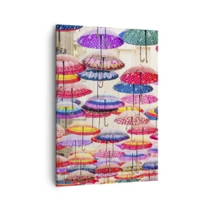 Obraz na płótnie - Kolorowe parasole zawieszone w powietrzu w miejskiej scenerii - 50x70cm - Miejska łąka - Nowoczesna dekoracja ścienna do salonu, kuchni i sypialni ARTTOR