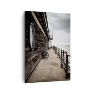 Obraz na płótnie - Drewniane nabrzeże z ławkami i widokiem na morze w pochmurny dzień - 50x70cm - Czas zatrzymany - Nowoczesna dekoracja ścienna do salonu, kuchni i sypialni ARTTOR