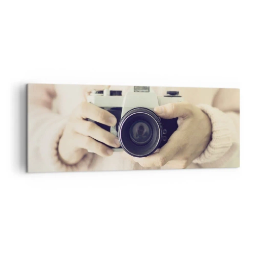 Obraz na płótnie - Retro aparat fotograficzny trzymany w dłoniach na jasnym tle - 140x50cm - By widzieć więcej… - Nowoczesna dekoracja ścienna do salonu i sypialni ARTTOR