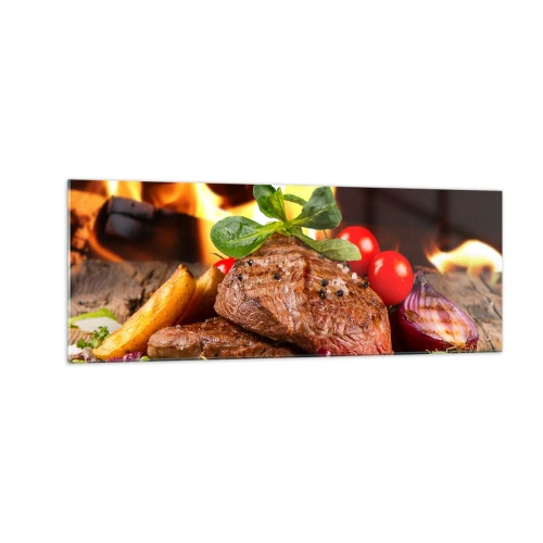 Obraz na szkle - Grillowany stek z dodatkami na tle płomieni - 140x50cm - Wyczarowane żarem - Nowoczesna dekoracja ścienna do salonu i sypialni ARTTOR