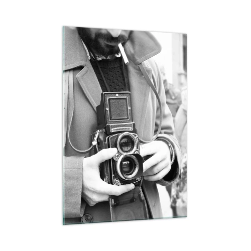 Obraz na szkle - Czarno-białe zdjęcie mężczyzny z aparatem analogowym - 50x70cm - W stylu retro - Nowoczesna dekoracja ścienna do salonu, kuchni i sypialni ARTTOR