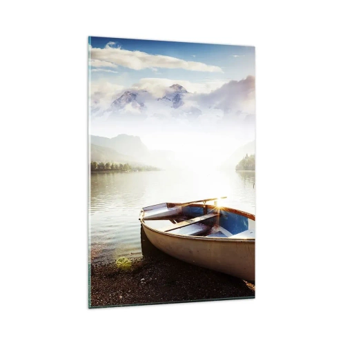Obraz na szkle - Łódka na brzegu jeziora z widokiem na góry o poranku - 80x120cm - Nad wodą wielką i czystą - Nowoczesna dekoracja ścienna do salonu i sypialni ARTTOR