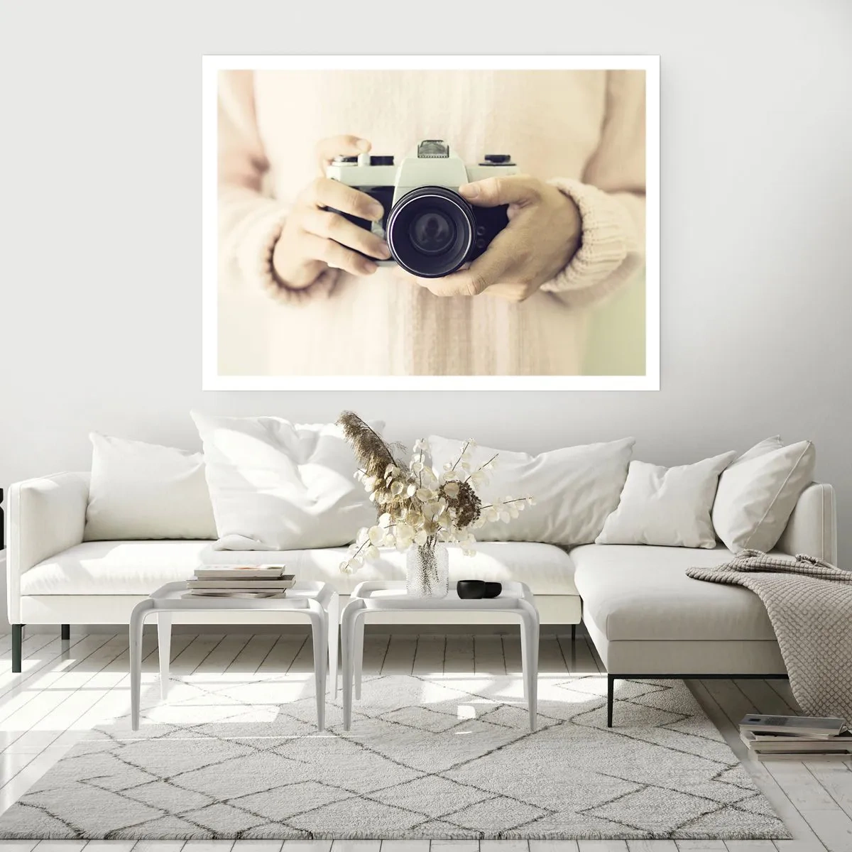 Plakat - Retro aparat fotograficzny trzymany w dłoniach na jasnym tle - 100x70cm - By widzieć więcej… - Nowoczesna dekoracja ścienna do salonu i sypialni ARTTOR