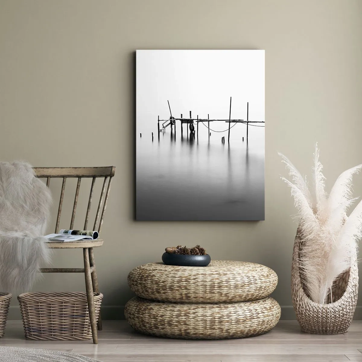 Obraz na płótnie - Czarno-biały pomost zanurzony w mglistym krajobrazie - 70x100cm - A jeśli świata nie ma? - Nowoczesna dekoracja ścienna do salonu i sypialni ARTTOR