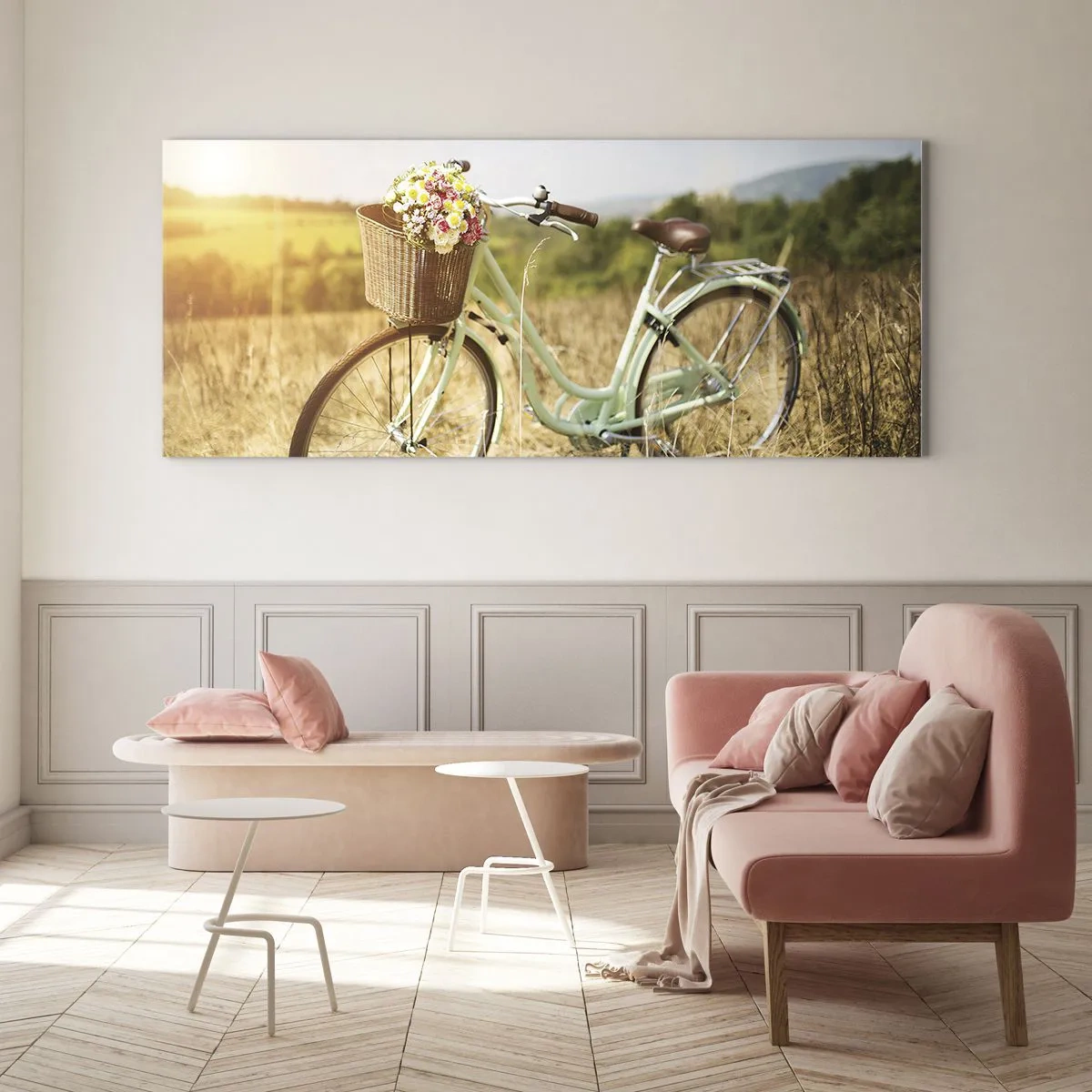 Obraz na szkle - Retro rower z koszykiem pełnym kwiatów na tle łąki - 120x50cm - Zostanę tu chwilę - Nowoczesna dekoracja ścienna do salonu i sypialni ARTTOR