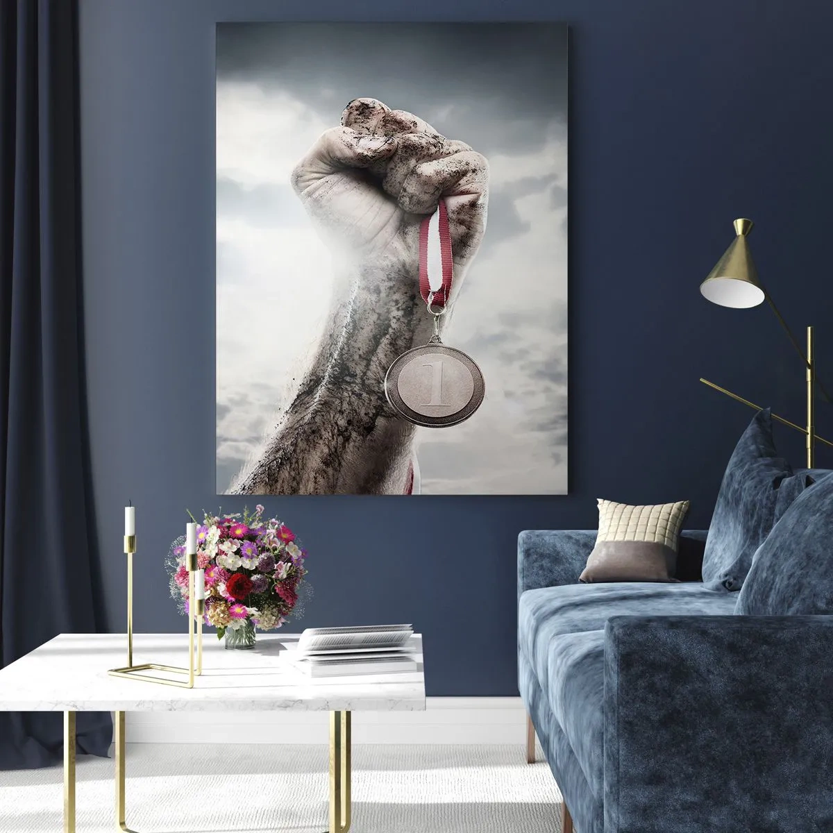 Obraz na szkle - Ręka trzymająca medal na tle chmur - 50x70cm - Per aspera ad astra - Nowoczesna dekoracja ścienna do salonu, kuchni i sypialni ARTTOR