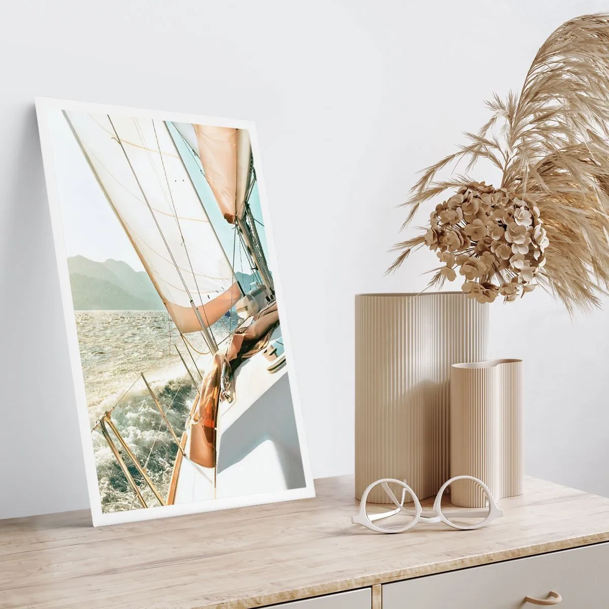 Plakat - Jacht pod pełnymi żaglami na otwartym morzu w promieniach słońca - 50x70cm - Pod pełnymi żaglami - Nowoczesna dekoracja ścienna do salonu, kuchni i sypialni ARTTOR