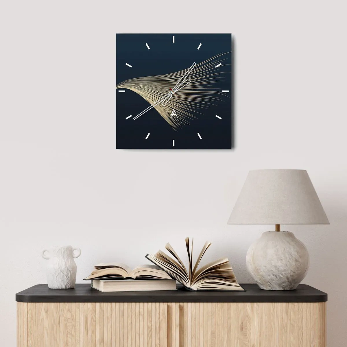 Zegar ścienny - Delikatna linia przypominająca pióro na granatowym tle - 30x30cm - Jak anioła włos - Nowoczesna dekoracja ścienna do salonu i sypialni ARTTOR