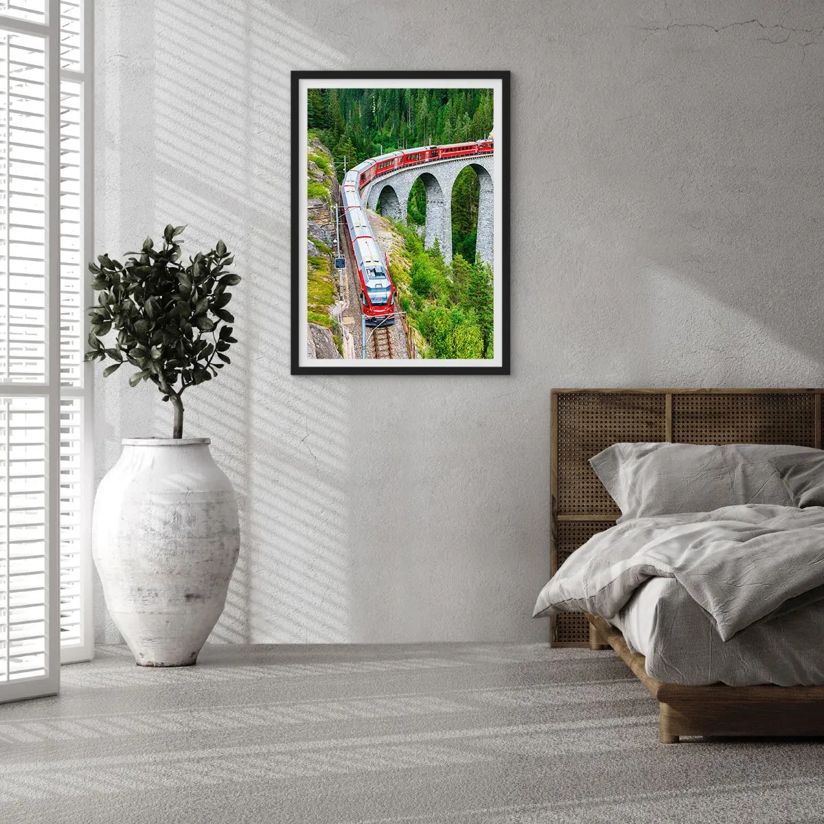 Plakat w czarnej ramie - Czerwony pociąg na wiadukcie w otoczeniu zielonego lasu - 50x70cm - Kolej na górskie widoki - Nowoczesna dekoracja ścienna do salonu i sypialni ARTTOR