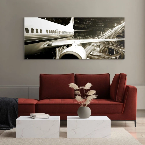 Obraz na szkle - Samolot nad nocnym miastem z rozświetlonymi autostradami - 140x50cm - Wzlecieć w noc - Nowoczesna dekoracja ścienna do salonu i sypialni ARTTOR