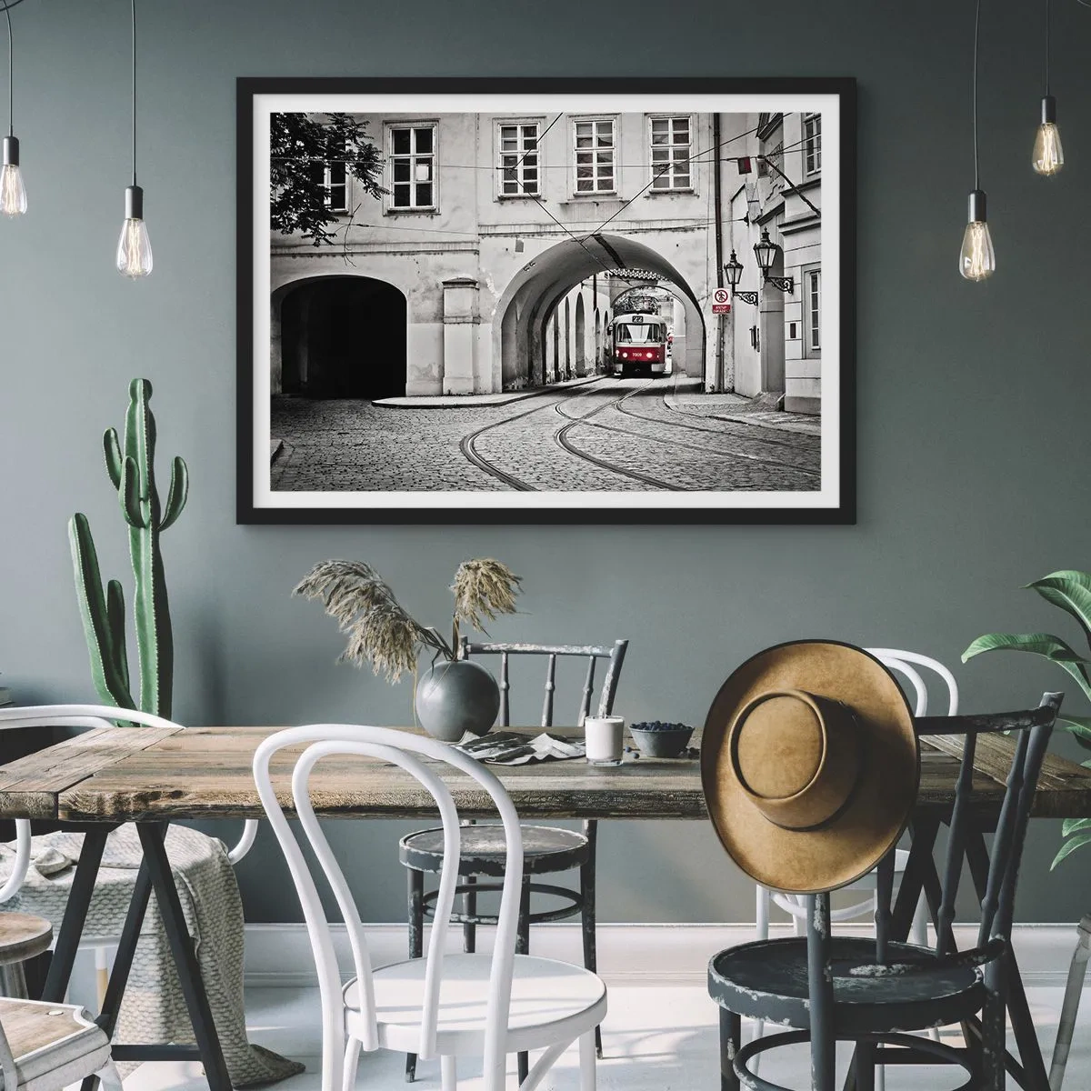 Plakat w czarnej ramie - Czarno-biały tramwaj w zabytkowej uliczce miasta - 70x50cm - Przez miejski labirynt - Nowoczesna dekoracja ścienna do salonu i sypialni ARTTOR