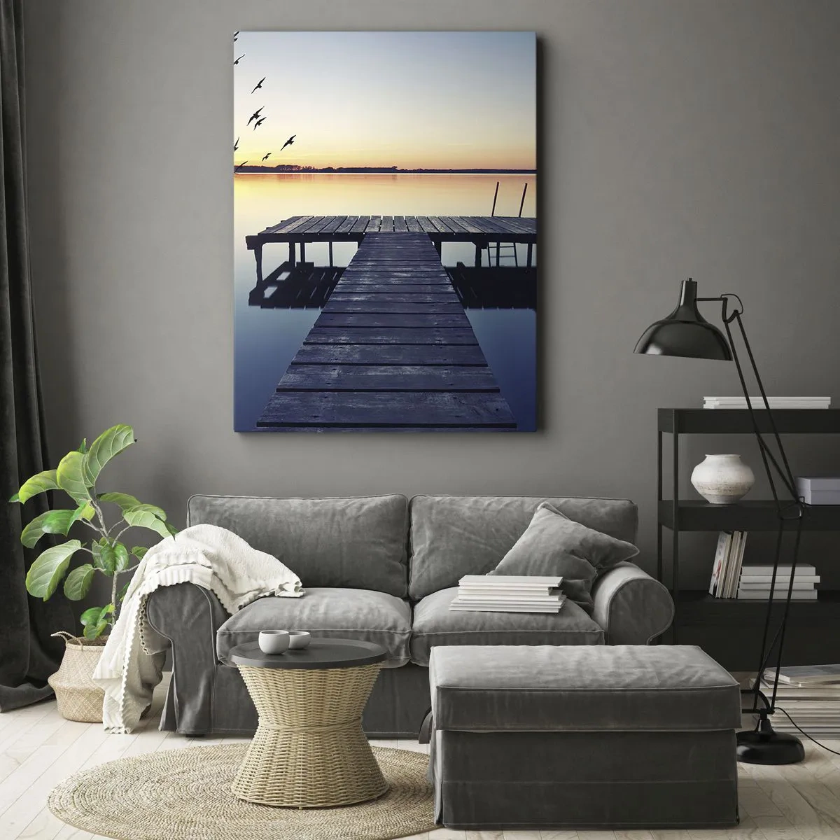 Obraz na płótnie - Drewniany pomost nad spokojnym jeziorem o zachodzie słońca - 50x70cm - To był dobry dzień - Nowoczesna dekoracja ścienna do salonu, kuchni i sypialni ARTTOR