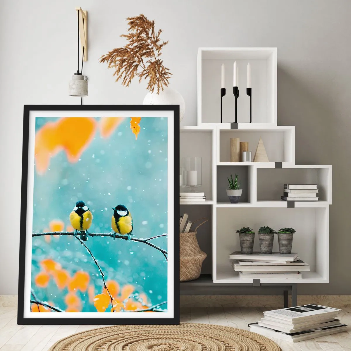Plakat w czarnej ramie - Dwie sikorki siedzące na gałęzi w zimowej scenerii - 50x70cm - Ptasie plotki - Nowoczesna dekoracja ścienna do salonu i sypialni ARTTOR