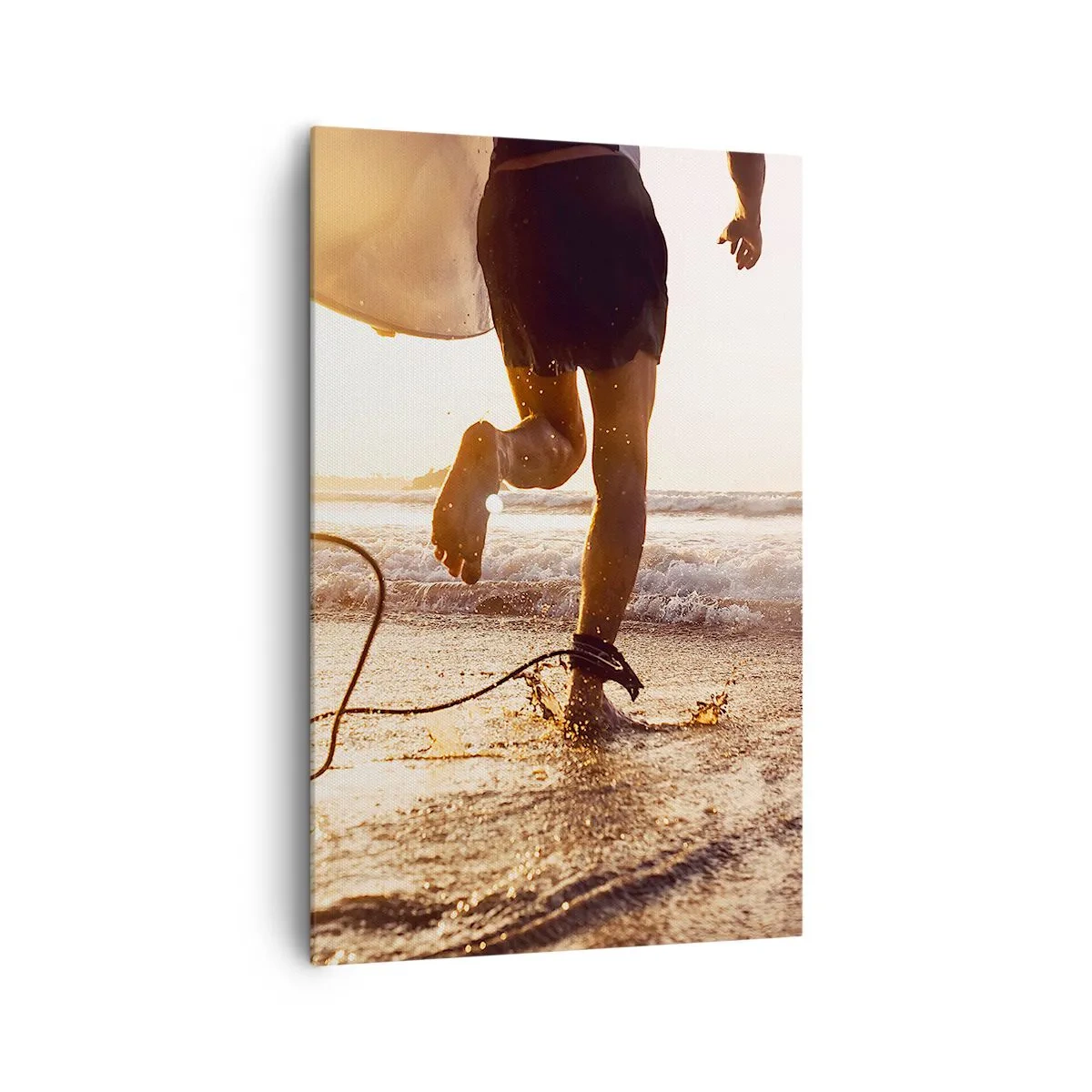 Obraz na płótnie - Surfer biegnący po plaży z deską w blasku słońca - 80x120cm - Na spotkanie fali - Nowoczesna dekoracja ścienna do salonu i sypialni ARTTOR