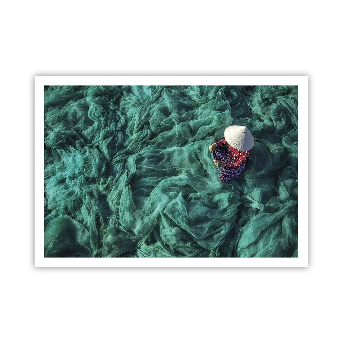 Plakat - Osoba z kapeluszem wśród zielonych sieci rybackich - 100x70cm - W morzu sieci - Nowoczesna dekoracja ścienna do salonu i sypialni ARTTOR