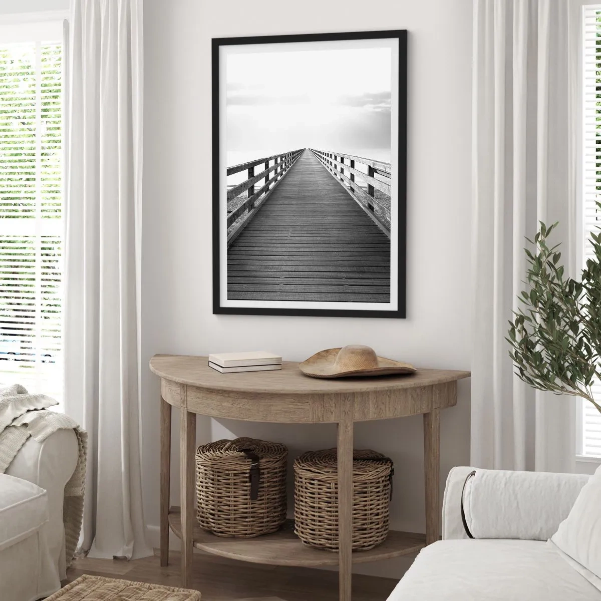 Plakat w czarnej ramie - Czarno-biały pomost prowadzący w nieskończoność - 50x70cm - W siną dal… - Nowoczesna dekoracja ścienna do salonu i sypialni ARTTOR