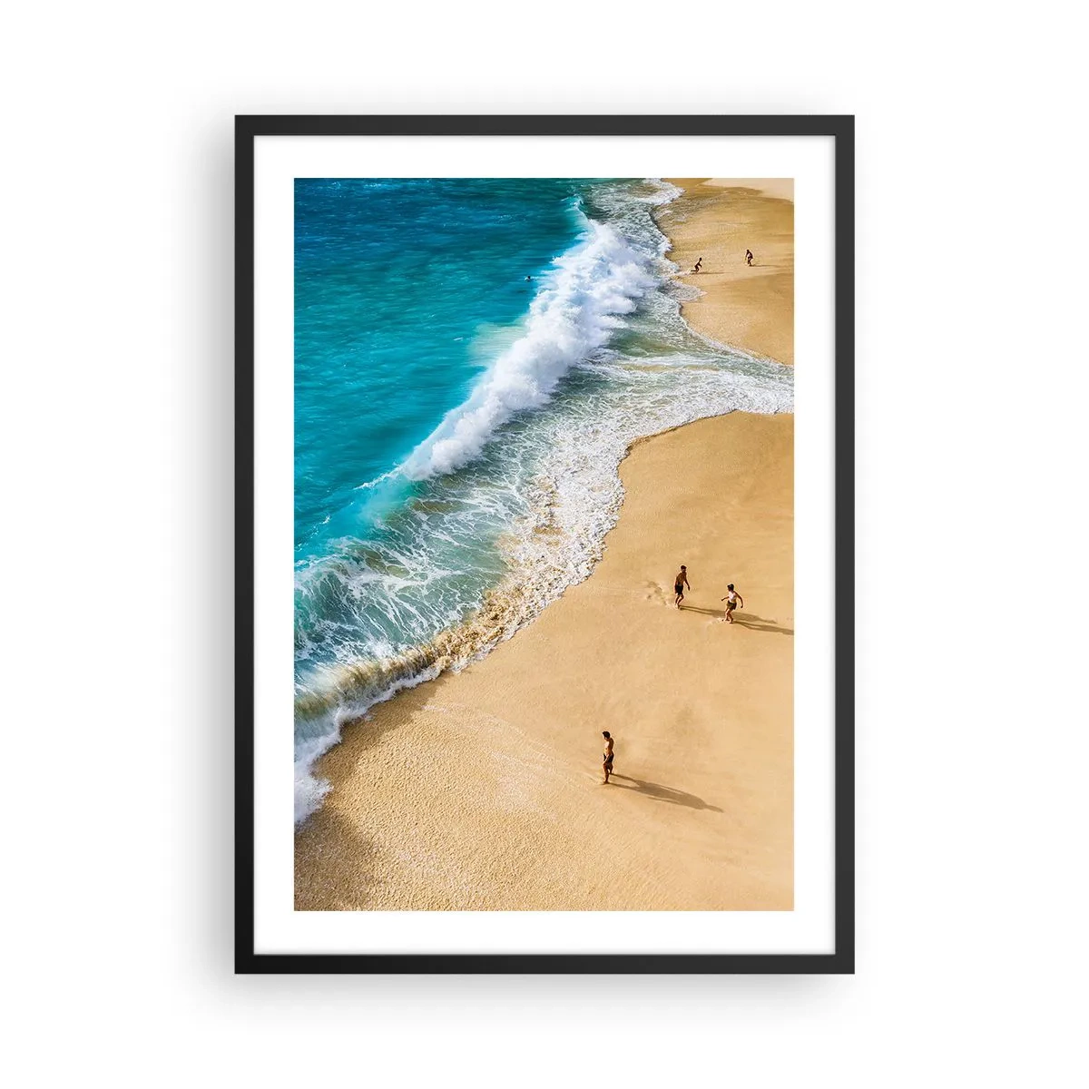 Plakat w czarnej ramie - Złocista plaża z turkusowymi falami i spacerującymi ludźmi - 50x70cm - A potem słońce, plaża… - Nowoczesna dekoracja ścienna do salonu i sypialni ARTTOR