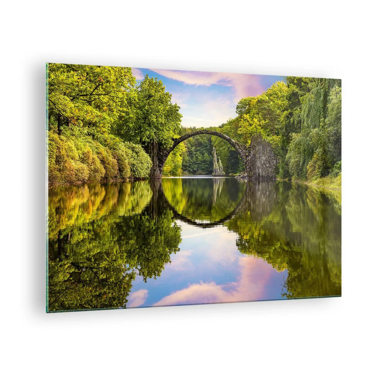 Obraz na szkle - Kamienny most odbijający się w spokojnej tafli jeziora - 70x50cm - Na styku dwóch światów - Nowoczesna dekoracja ścienna do salonu i sypialni ARTTOR