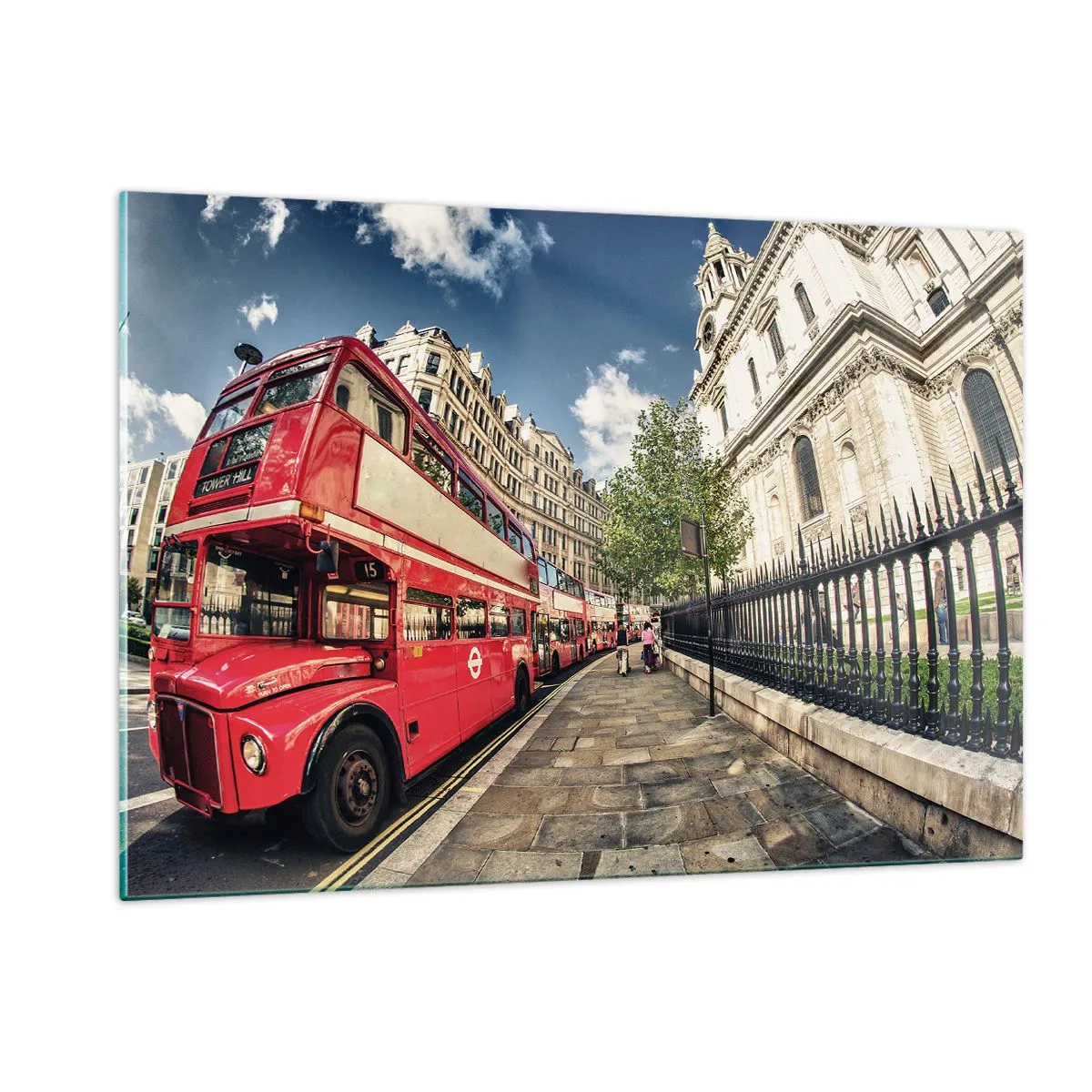 Obraz na szkle - Czerwony autobus piętrowy w miejskiej scenerii - 120x80cm - Londyńska ulica w szarości i czerwieni - Nowoczesna dekoracja ścienna do salonu, kuchni i sypialni ARTTOR