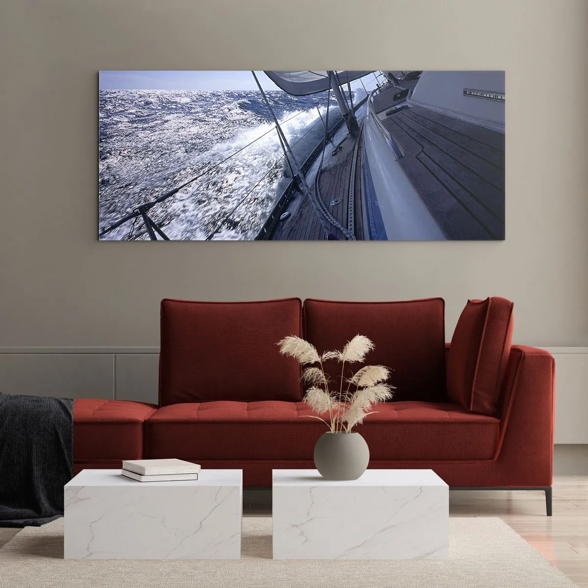 Obraz na szkle - Żaglówka na wzburzonym morzu z białymi żaglami i drewnianym pokładem. - 120x50cm - Wiem, co to być ptakiem - Nowoczesna dekoracja ścienna do salonu i sypialni ARTTOR