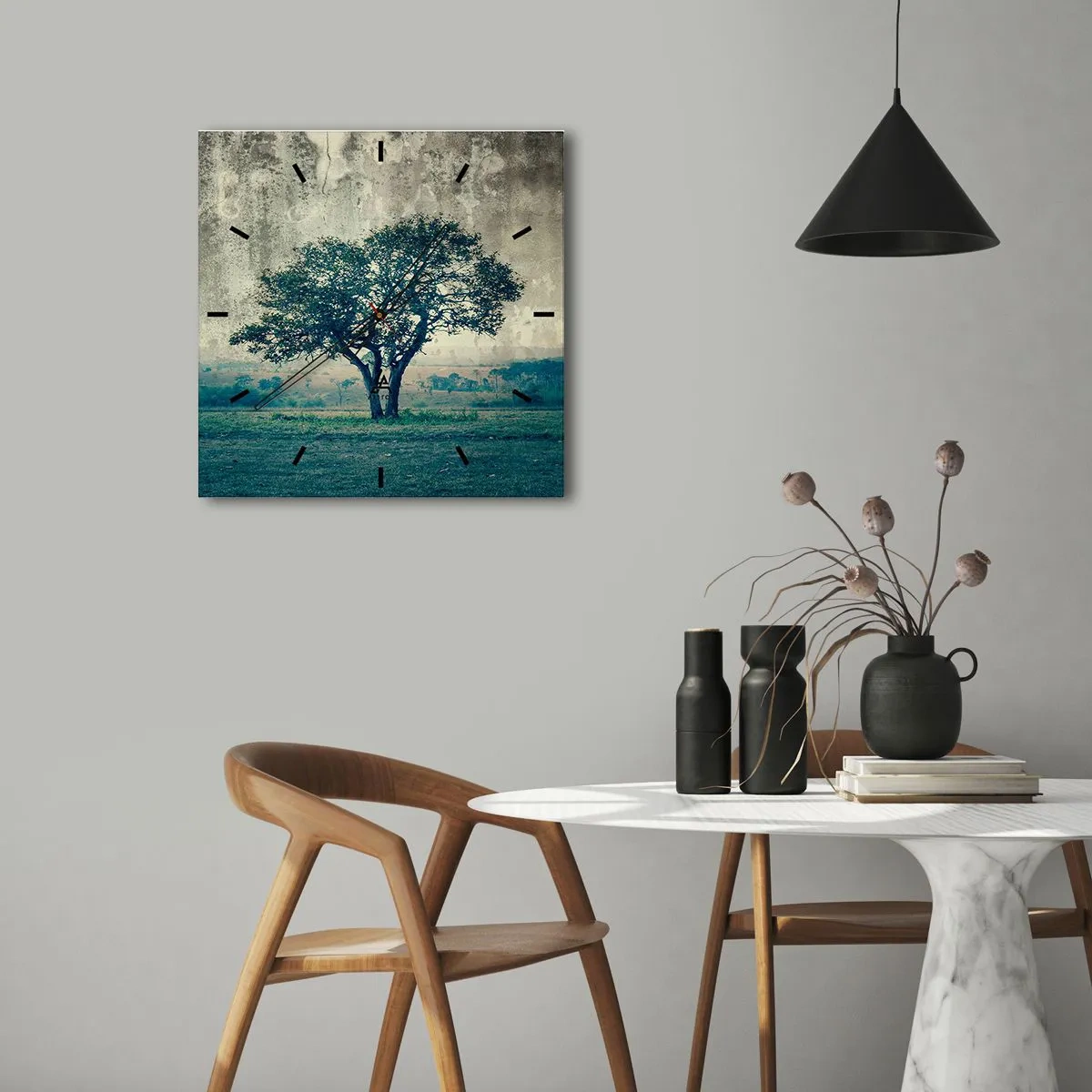 Zegar ścienny - Samotne drzewo na tle zamglonego krajobrazu - 30x30cm - Jabłoń na błękitnym błoniu? - Nowoczesna dekoracja ścienna do salonu i sypialni ARTTOR