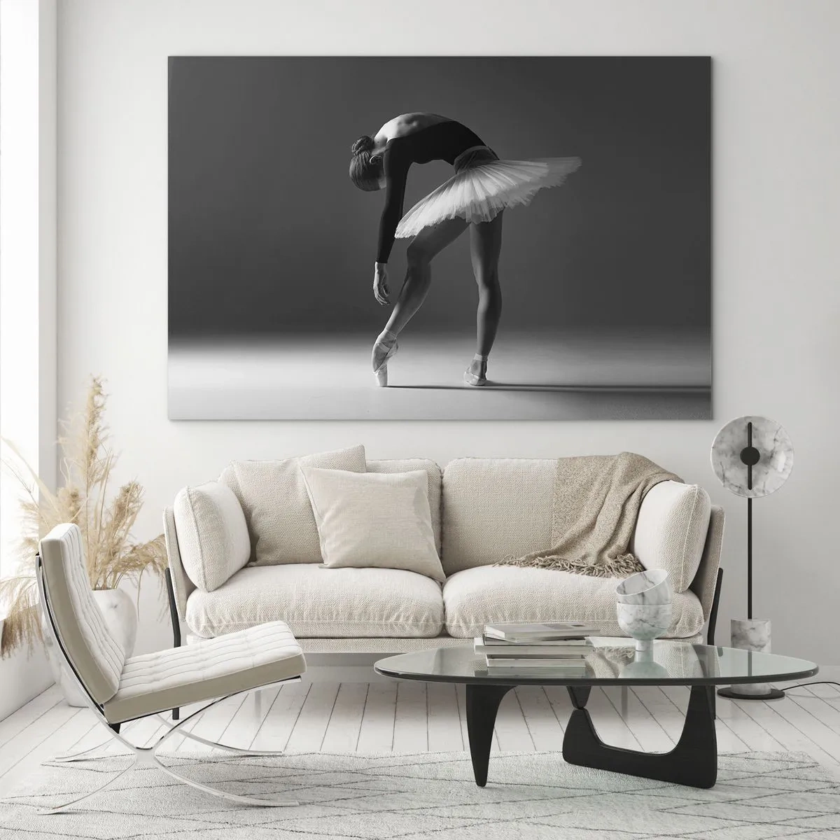 Obraz na szkle - Czarno-biała sylwetka baletnicy w pozie pełnej gracji - 70x50cm - Bella balerina - Nowoczesna dekoracja ścienna do salonu i sypialni ARTTOR