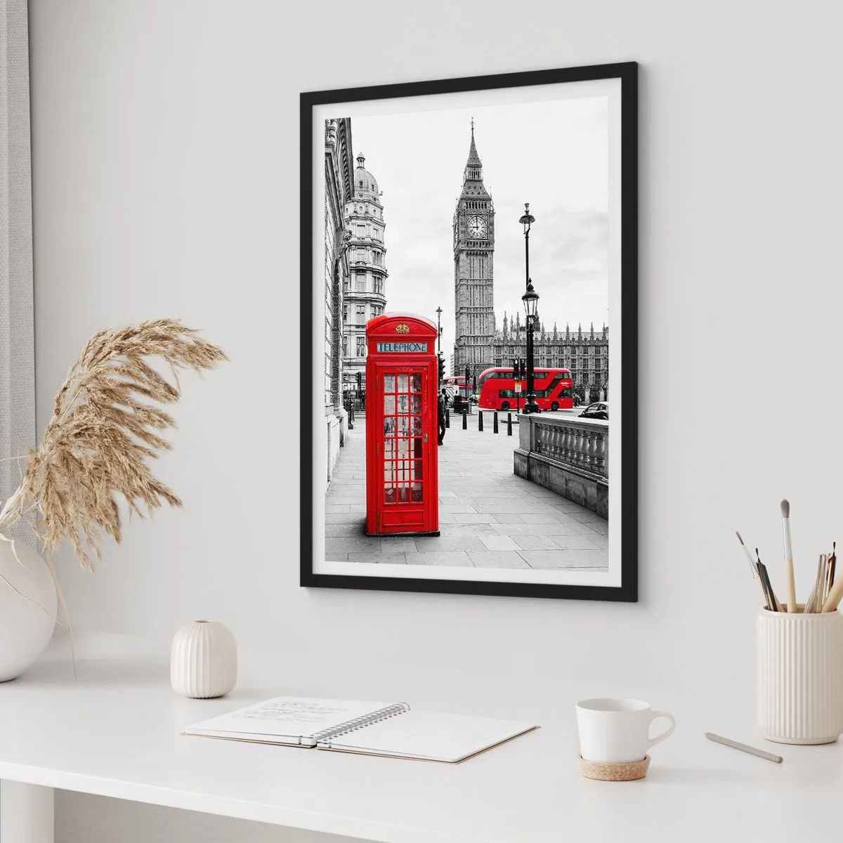 Plakat w czarnej ramie - Czerwona budka telefoniczna na tle Big Bena i autobusu - 50x70cm - Bez wątpienia Londyn - Nowoczesna dekoracja ścienna do salonu i sypialni ARTTOR