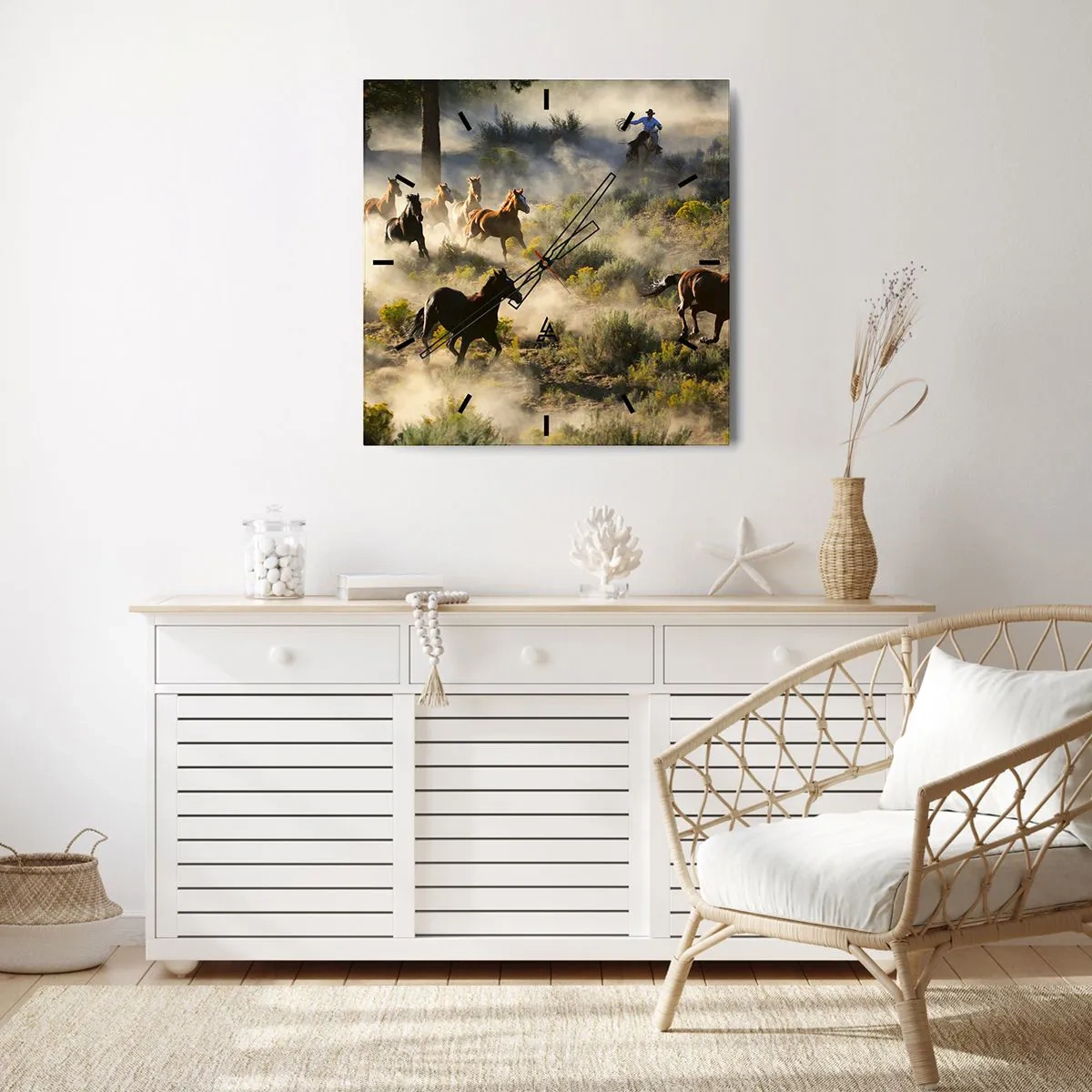 Zegar ścienny - Stado dzikich koni galopujących przez kurz i roślinność - 30x30cm - Rywalizacja - wolność czy męska siła? - Nowoczesna dekoracja ścienna do salonu i sypialni ARTTOR