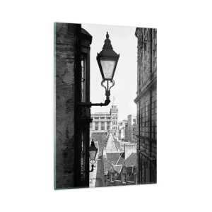 Obraz na szkle - Czarno-biała fotografia uliczki w Edynburgu z latarniami - 80x120cm - Edynburska opowieść - Nowoczesna dekoracja ścienna do salonu i sypialni ARTTOR