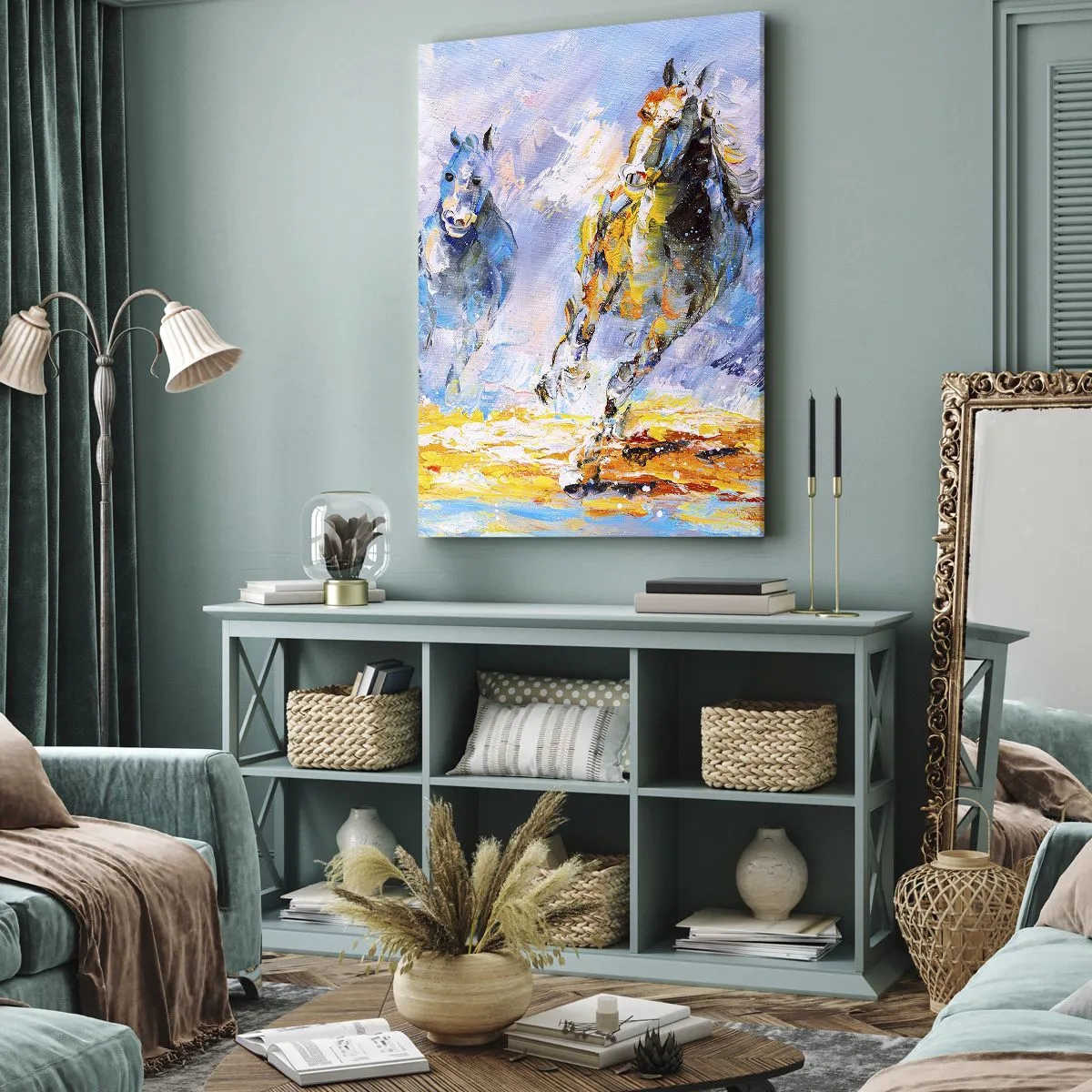 Obraz na płótnie - Dwa konie w ruchu na tle abstrakcyjnego pejzażu - 70x100cm - Galopem przez blask - Nowoczesna dekoracja ścienna do salonu i sypialni ARTTOR
