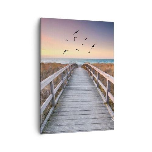 Obraz na płótnie - Drewniana ścieżka prowadząca na plażę o zachodzie słońca z ptakami na niebie - 50x70cm - Przestrzeń wzlotów - Nowoczesna dekoracja ścienna do salonu, kuchni i sypialni ARTTOR