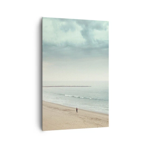 Obraz na płótnie - Samotna postać na opustoszałej plaży przy spokojnym morzu - 80x120cm - w poszukiwaniu spokoju - Nowoczesna dekoracja ścienna do salonu i sypialni ARTTOR