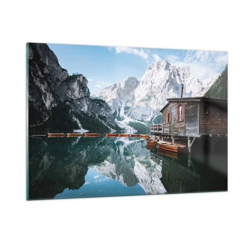 Obraz na szkle - Drewniany domek i łódki nad spokojnym jeziorem w górach - 120x80cm - Krystaliczny, górski poranek - Nowoczesna dekoracja ścienna do salonu, kuchni i sypialni ARTTOR