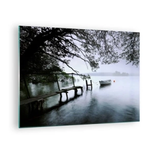 Obraz na szkle - Drewniany pomost nad mglistym jeziorem z łodzią w tle - 70x50cm - Już odpoczywasz - Nowoczesna dekoracja ścienna do salonu i sypialni ARTTOR