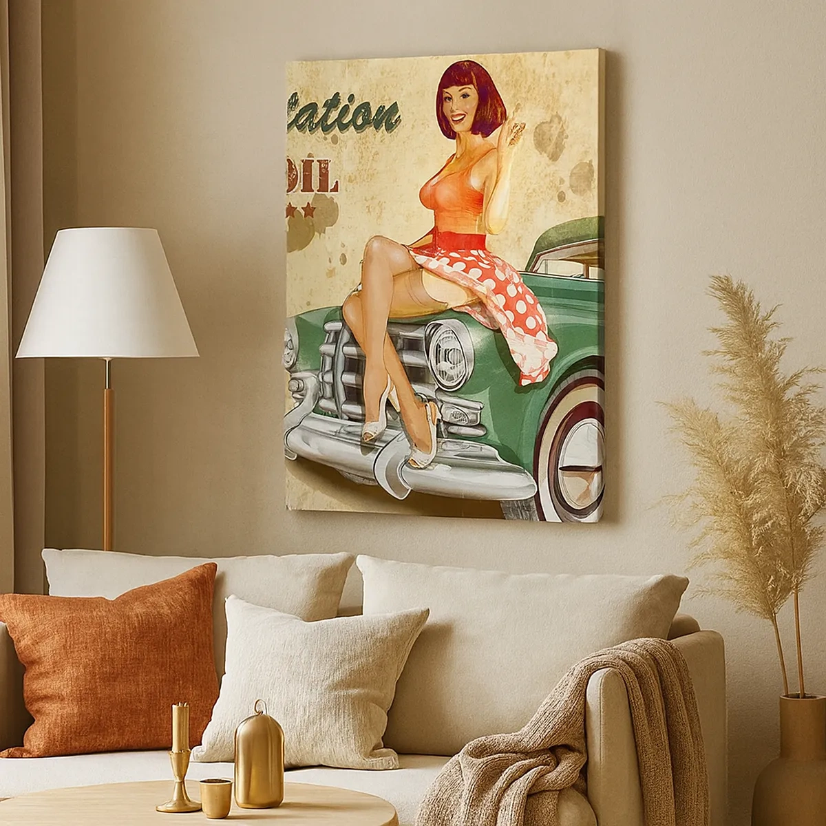 Obraz na płótnie - Pin-up dziewczyna na masce klasycznego samochodu - 50x70cm - Wspaniałe lata 40. - Nowoczesna dekoracja ścienna do salonu, kuchni i sypialni ARTTOR