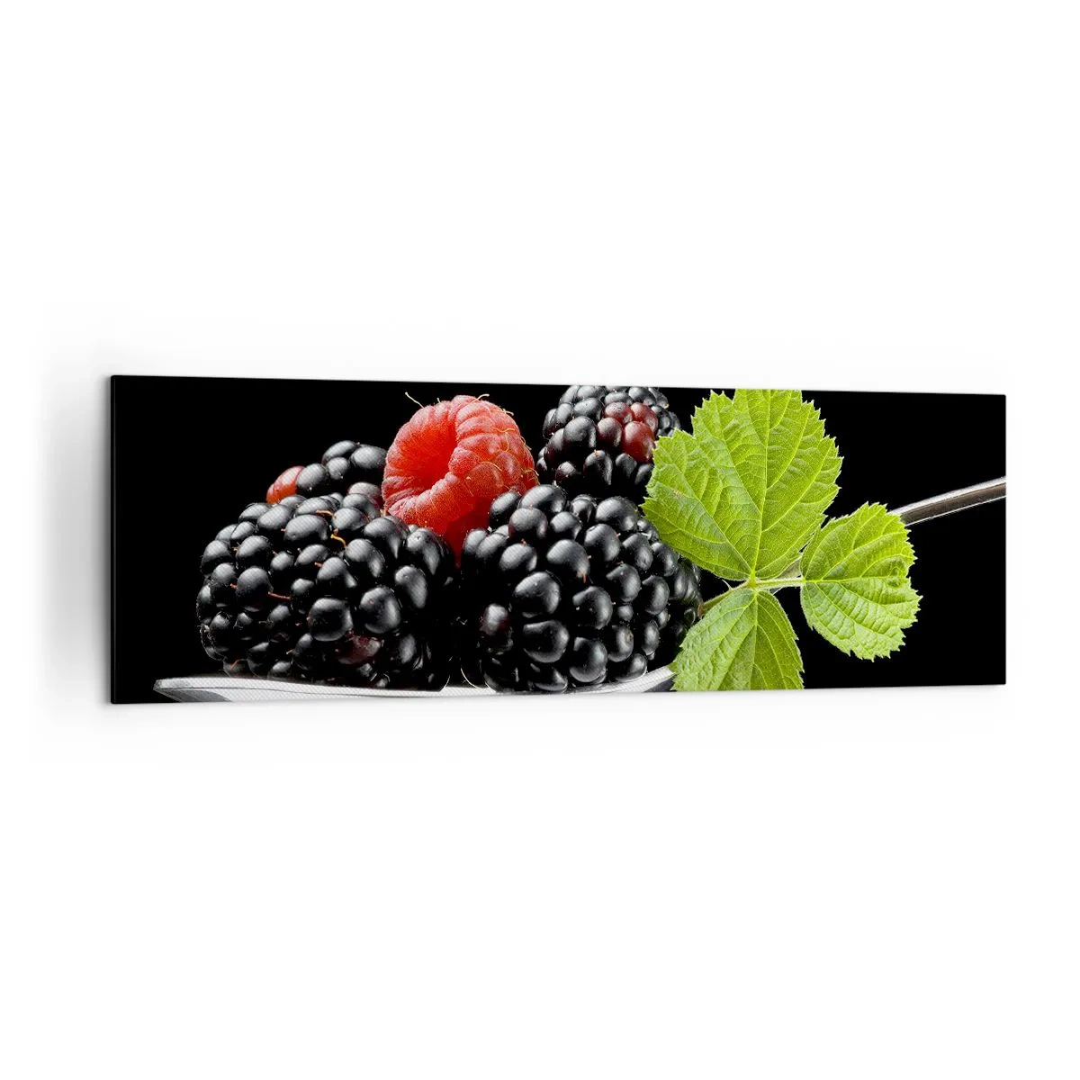 Obraz na płótnie - Jeżyny i maliny na łyżeczce z listkiem na czarnym tle - 160x50cm - Smak świeżości - Nowoczesna dekoracja ścienna do salonu i sypialni ARTTOR