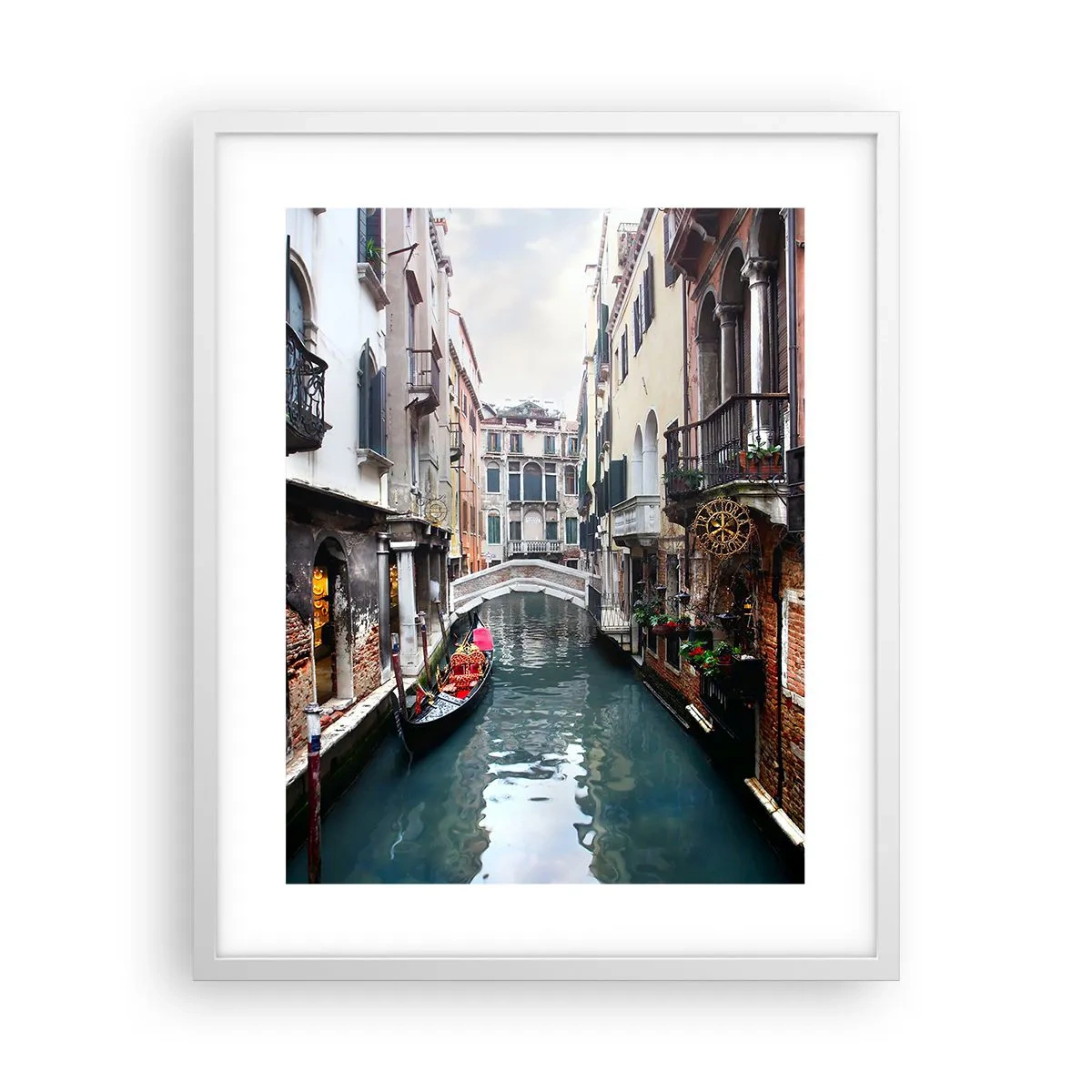 Plakat w białej ramie - Pejzaż wenecki z gondolą i mostkiem - 40x50 cm