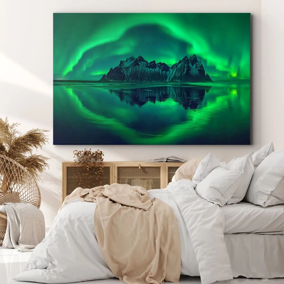 Obraz na płótnie - Góry otoczone zorzami polarnymi odbijającymi się w wodzie - 70x50cm - W ramionach zorzy - Nowoczesna dekoracja ścienna do salonu i sypialni ARTTOR