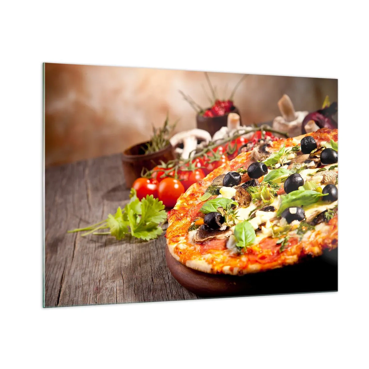 Obraz na szkle - Pizza z oliwkami, grzybami i świeżymi ziołami na drewnianym stole - 100x70cm - Z tellurycznych ingrediencji - Nowoczesna dekoracja ścienna do salonu, kuchni i sypialni ARTTOR