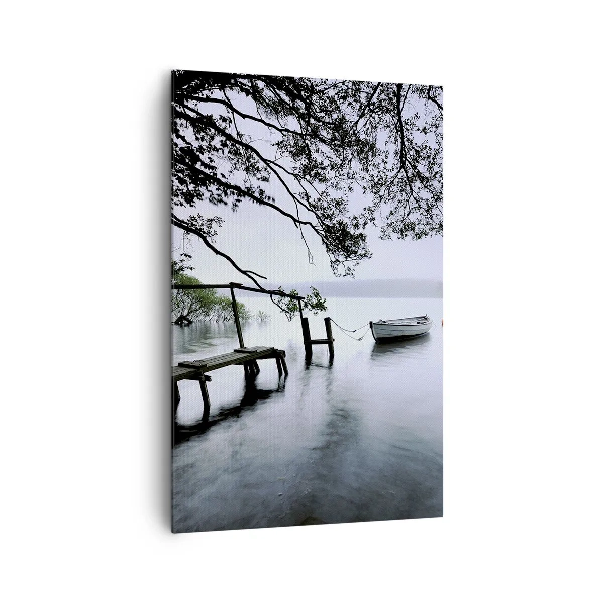 Obraz na płótnie - Pomost nad wodą z łodzią w tle otoczoną mglistym krajobrazem - 80x120cm - Już odpoczywasz - Nowoczesna dekoracja ścienna do salonu i sypialni ARTTOR