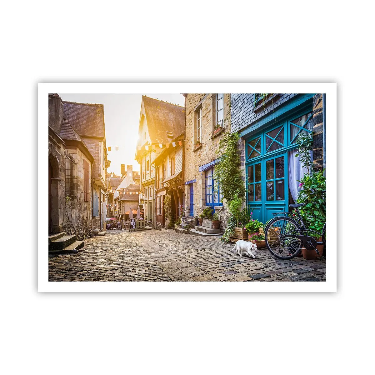 Plakat - Urokliwa uliczka z kamiennym brukiem w świetle słońca - 100x70cm - Biały duch miasteczka - Nowoczesna dekoracja ścienna do salonu i sypialni ARTTOR