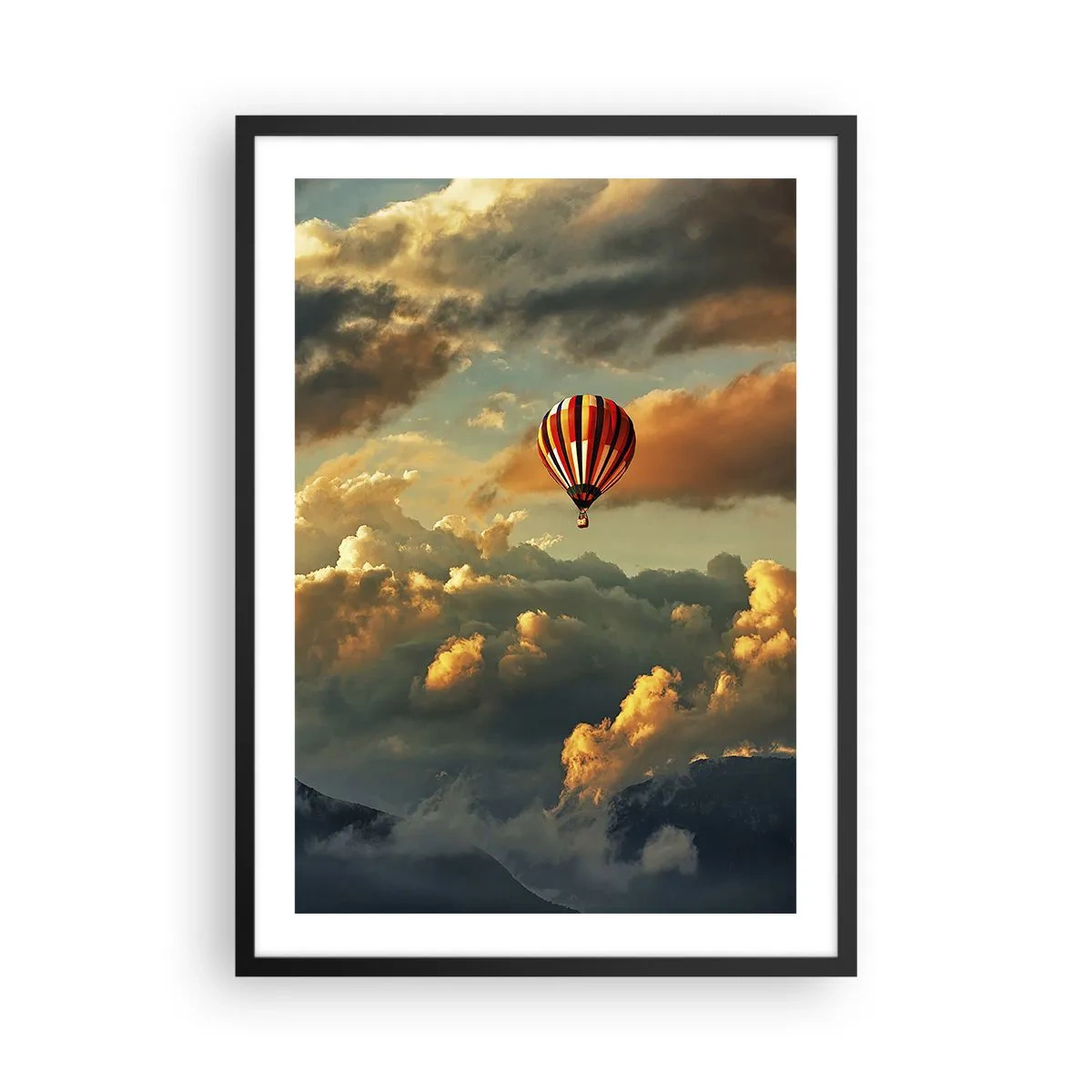 Plakat w czarnej ramie - Balon wśród chmur o zachodzie słońca - 50x70cm - Lecę, bo chcę - Nowoczesna dekoracja ścienna do salonu i sypialni ARTTOR