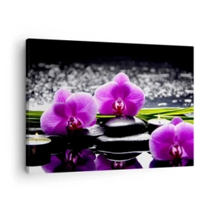 Obraz na płótnie - Fioletowe orchidee na tle kamieni i świeczek w relaksacyjnej scenerii - 70x50cm - Utonąć w ciszy i spokoju - Nowoczesna dekoracja ścienna do salonu i sypialni ARTTOR