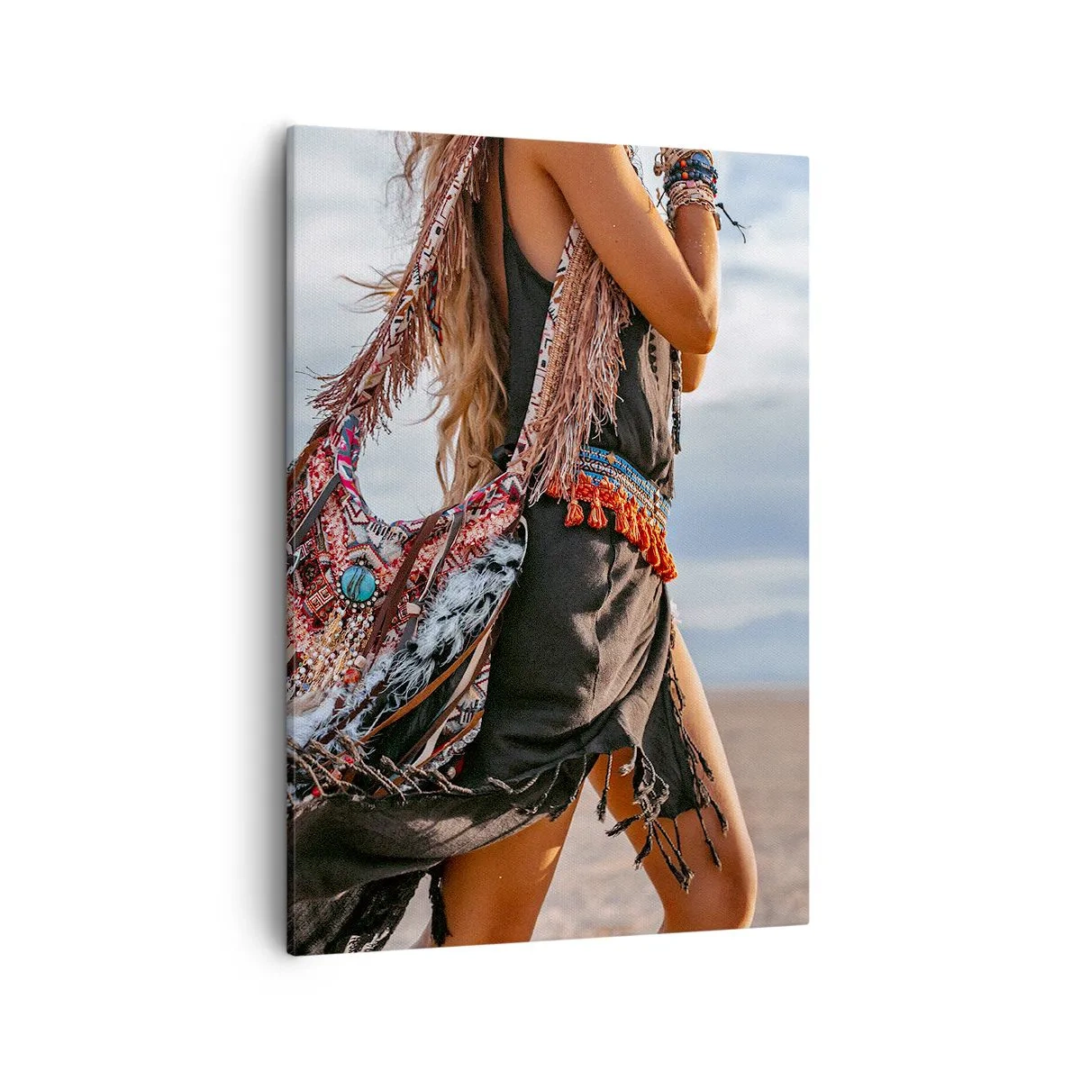 Obraz na płótnie - Stylizacja w stylu boho z frędzlami, biżuterią i ozdobną torbą - 50x70cm - Dziewczyna szamana - Nowoczesna dekoracja ścienna do salonu, kuchni i sypialni ARTTOR